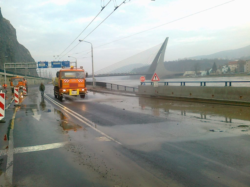 Úklid a mytí vozovky po povodni 2002